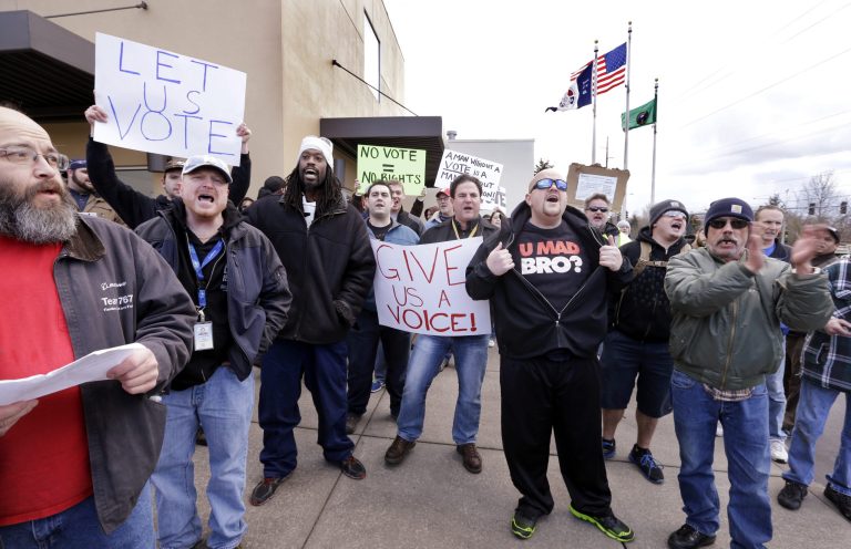 A small group of machinists union members rally in favor of voting onÃÂ Boeing'sÃÂ last contract offer in front of the machinists' union hall Dec. 18 in Everett, Wash. (AP/Elaine Thompson)