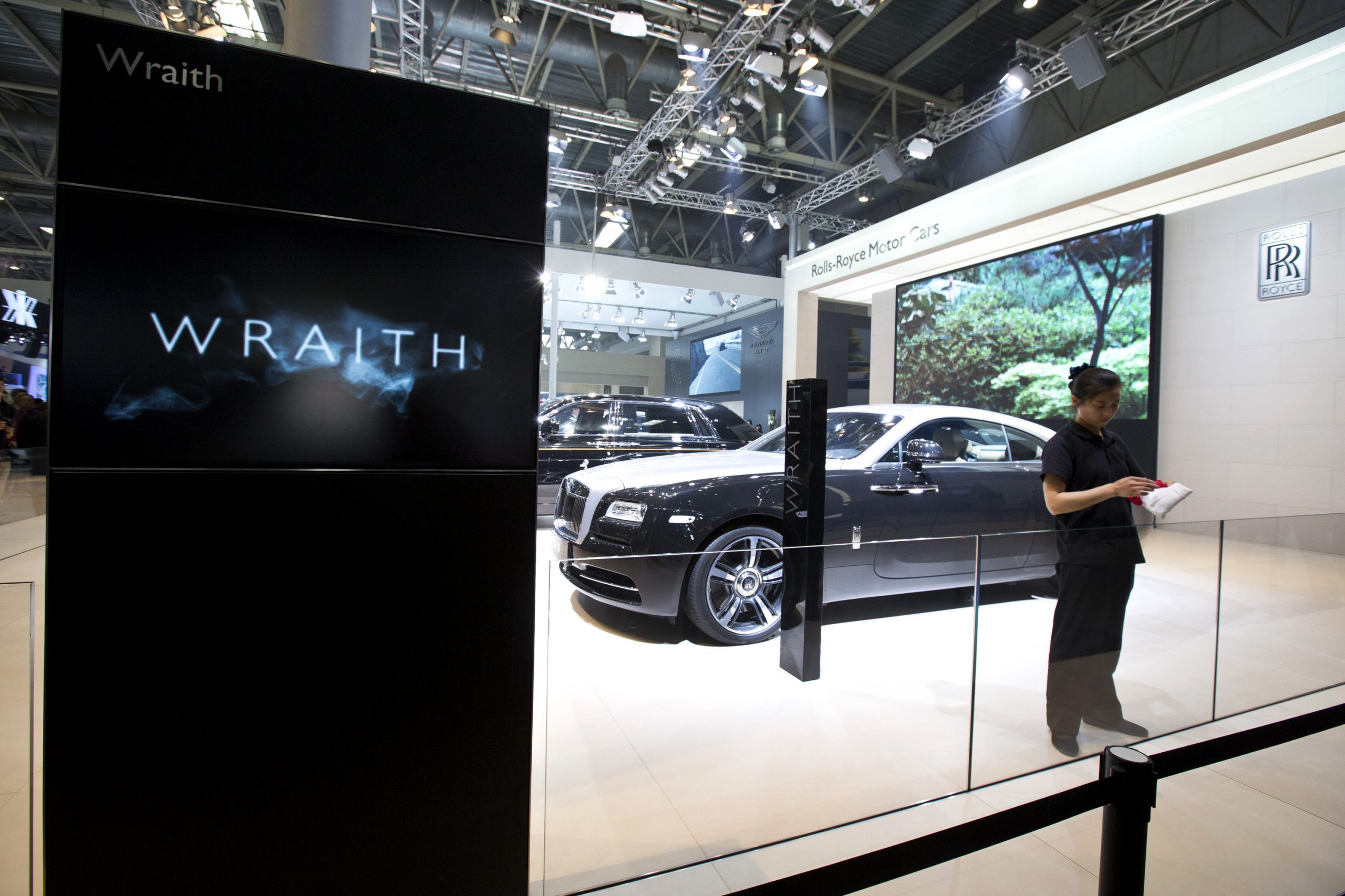 Luxury automakers scramble to woo young Chinese