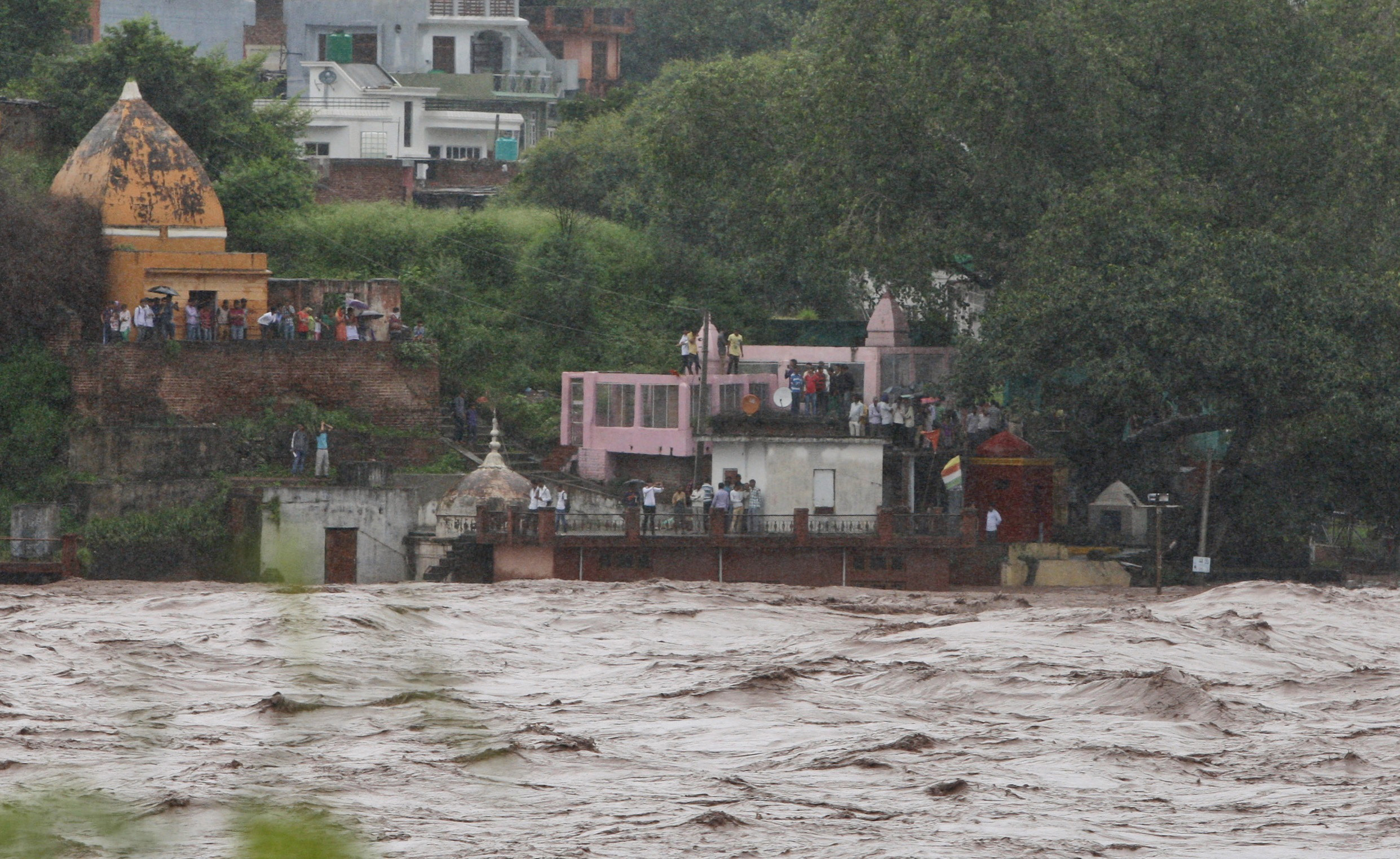 Monsoon floods kill 116 in Kashmir, east Pakistan