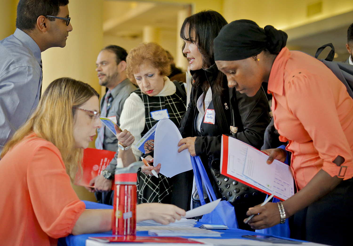 Jobless claims drop to 254,000