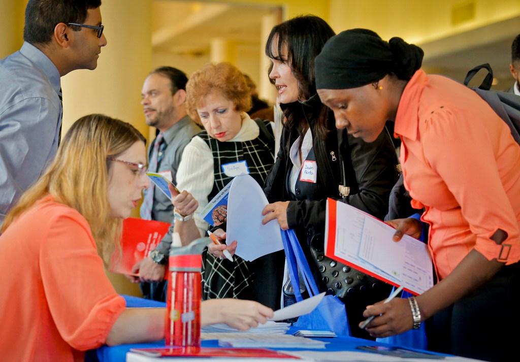 Jobless claims drop to 254,000