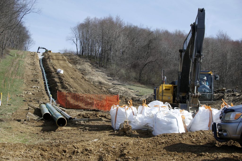 Fracking foes cringe as unions back drilling boom