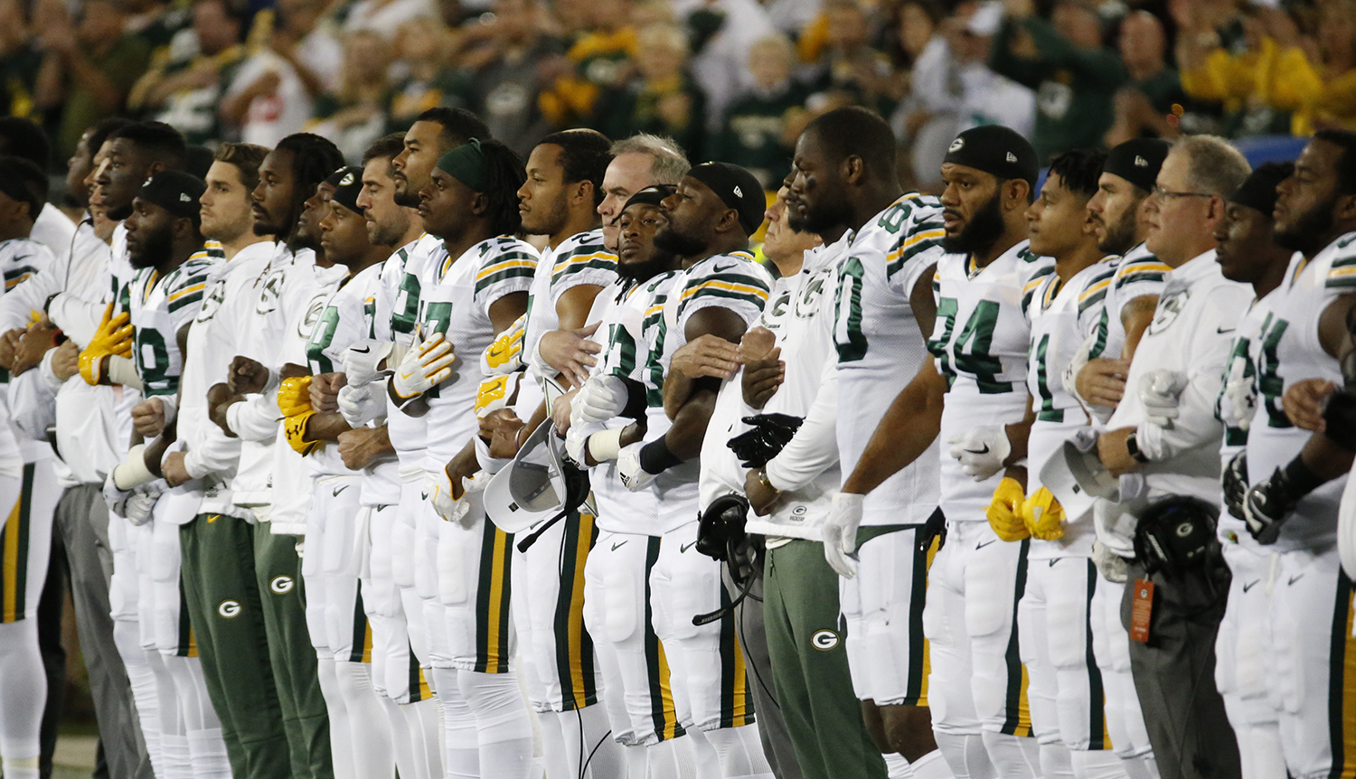Green Bay Packers and Chicago Bears link arms during national anthem before Thursday night game