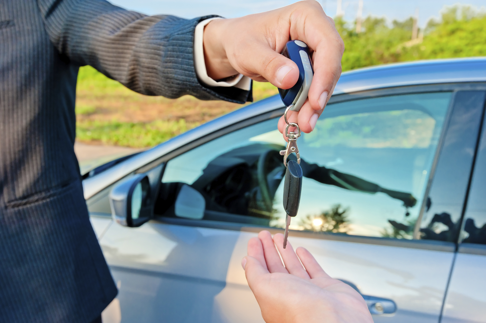 Auto loans surge, eclipse $1 trillion