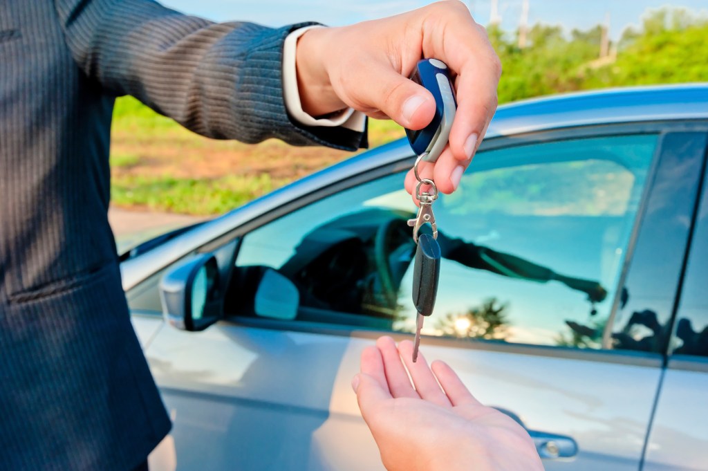 Auto loans surge, eclipse $1 trillion