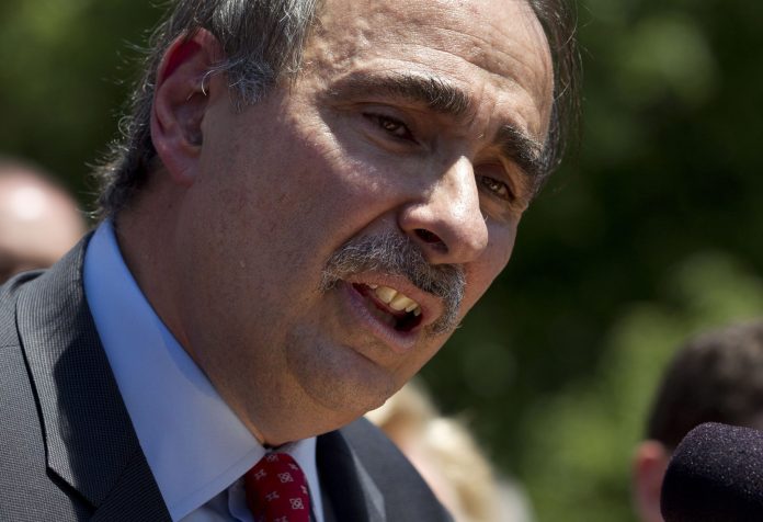New emails show that former President Obama adviserÂ David Axelrod knew Secretary of State Hillary Clinton was using a private email address in June 2009, even though the White House has denied knowledge.