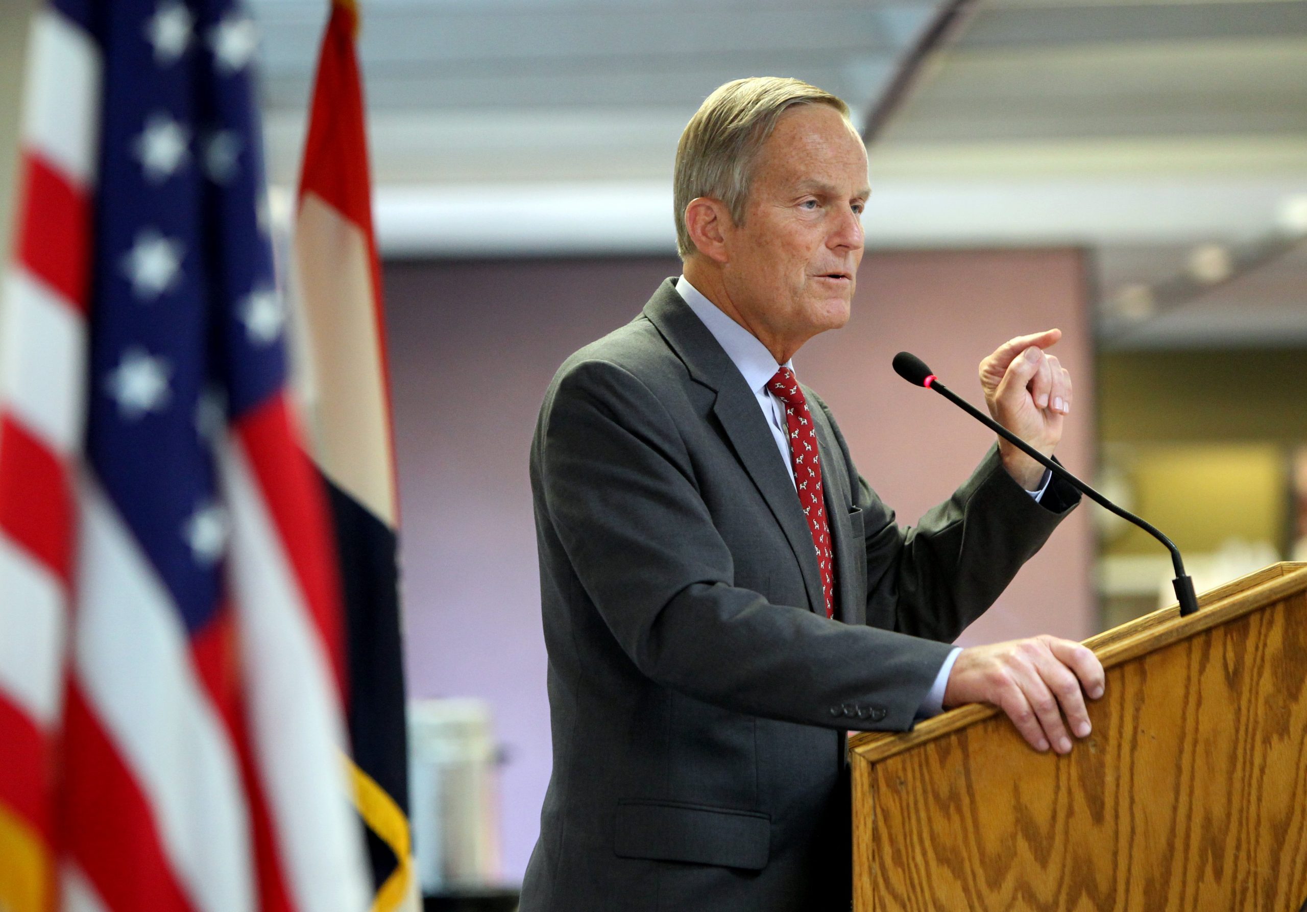 Akin defies GOP leaders, remains in Senate race