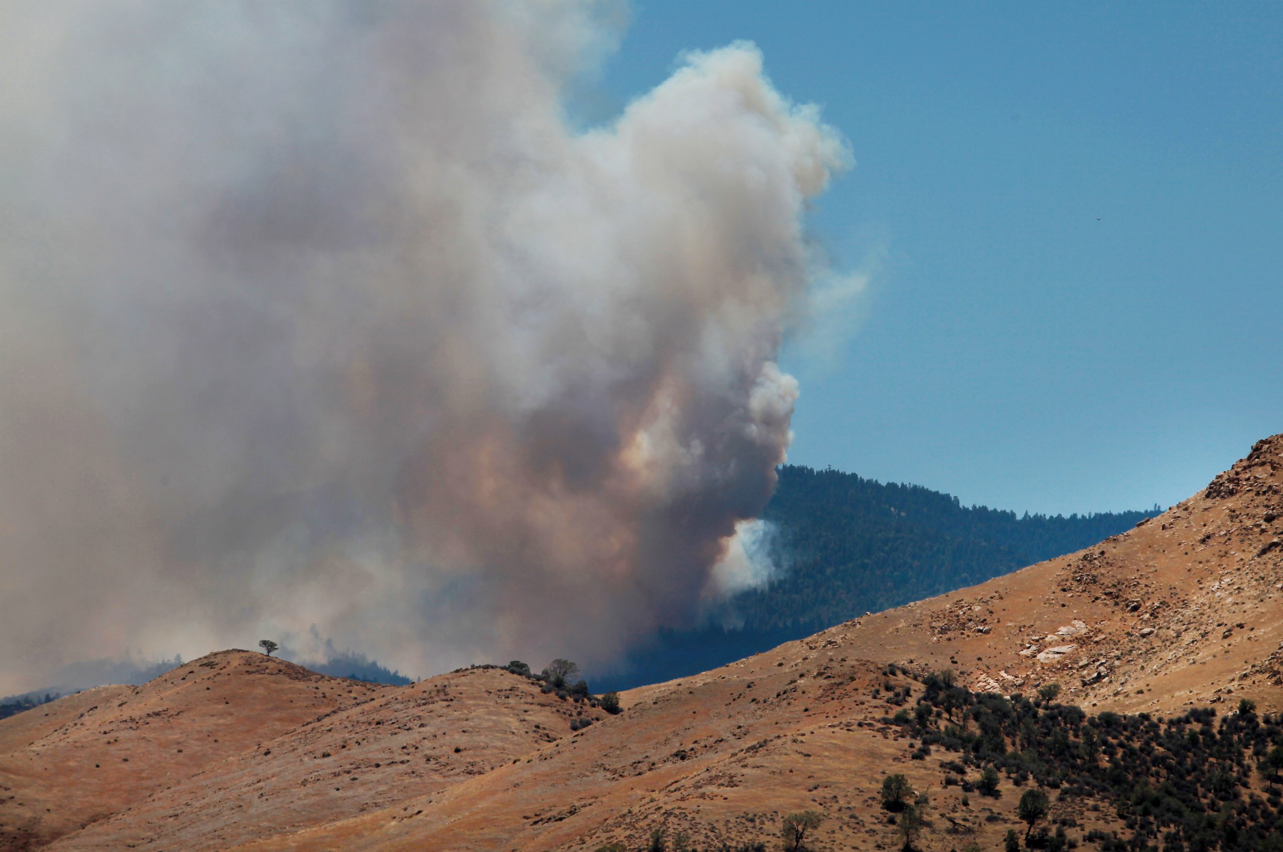 Residents return as Sierra Nevada wildfire tamed