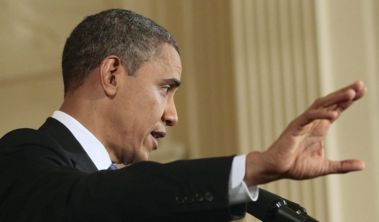 Obama defends solar loan, backs Holder on guns