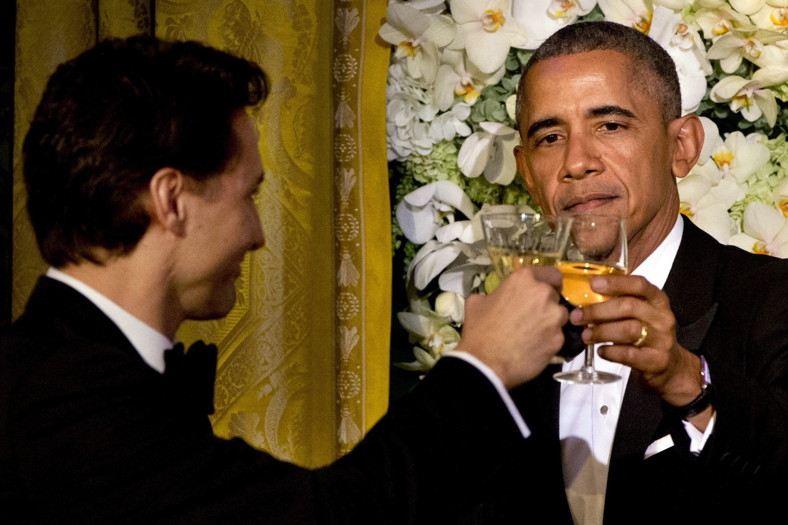 Obama toast mocks Cruz’s Canadian birth, Trump’s wall