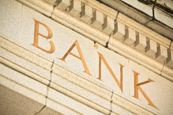 Dodd-Frank bank regs fall heavier on small banks than big ones, study suggests