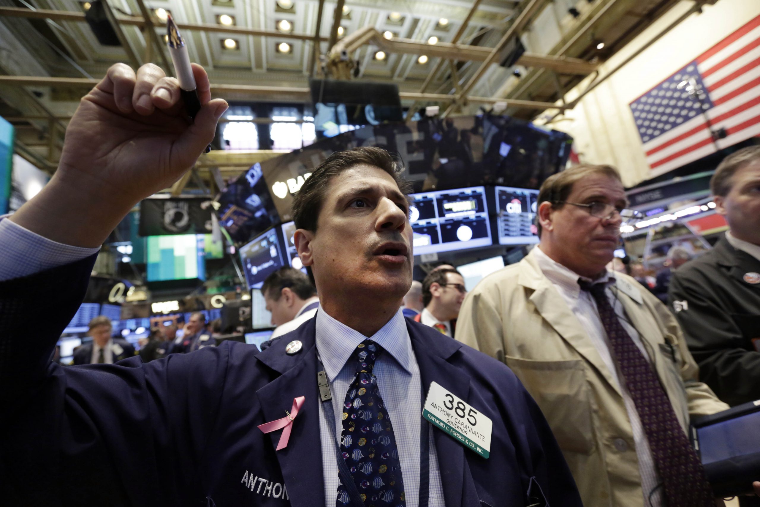 US stock market ends higher as earnings pour in