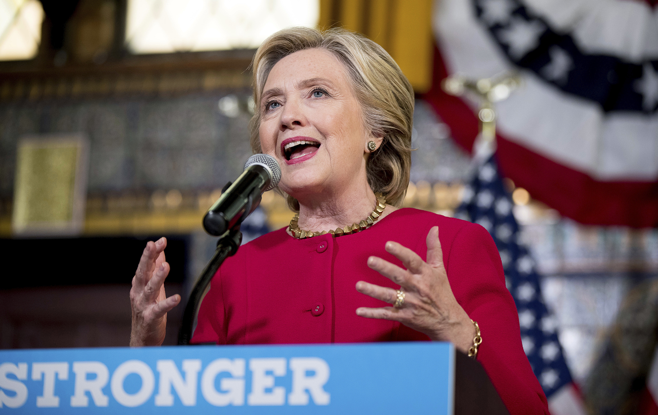 Clinton moves on right-leaning voters
