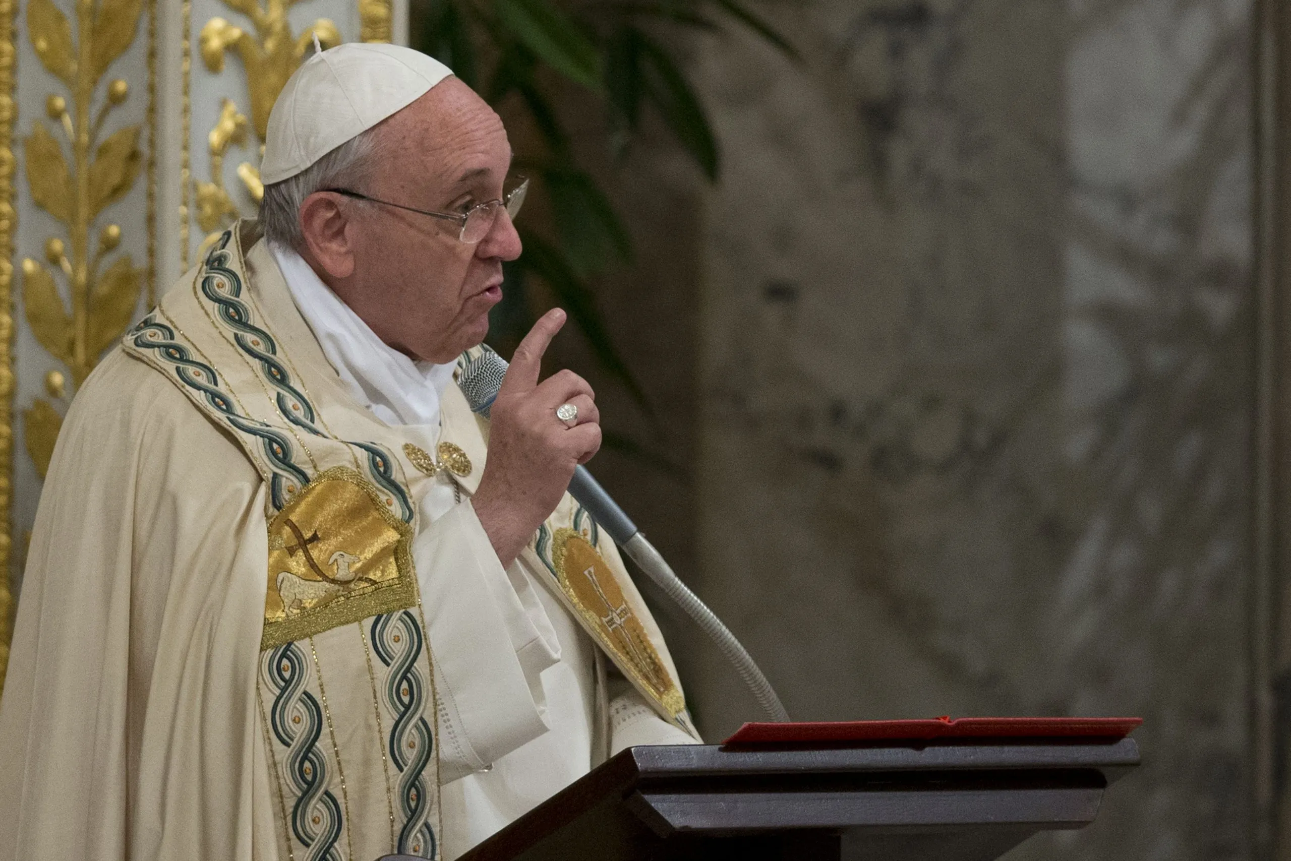 Pope: Women should play expanded role in Church