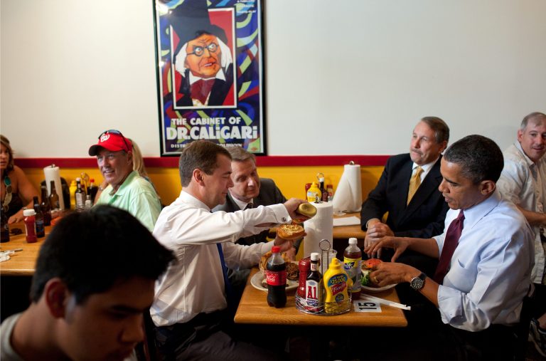 President Barack Obama and Russian President Dmitry Medvedev have lunch at Ray's Hell Burger in Arlington, Va., June 24, 2010. (Official White House Photo by Pete Souza)
