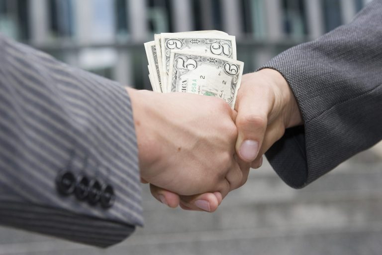 More Americans believe that the U.S. political parties are corrupt than believe that businesses are corrupt. (Thinkstock)