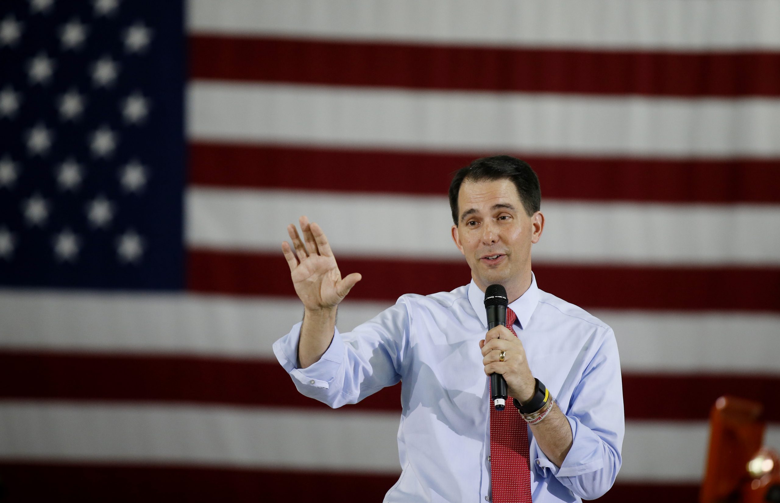 Business leaders cool to Walker’s union overhaul