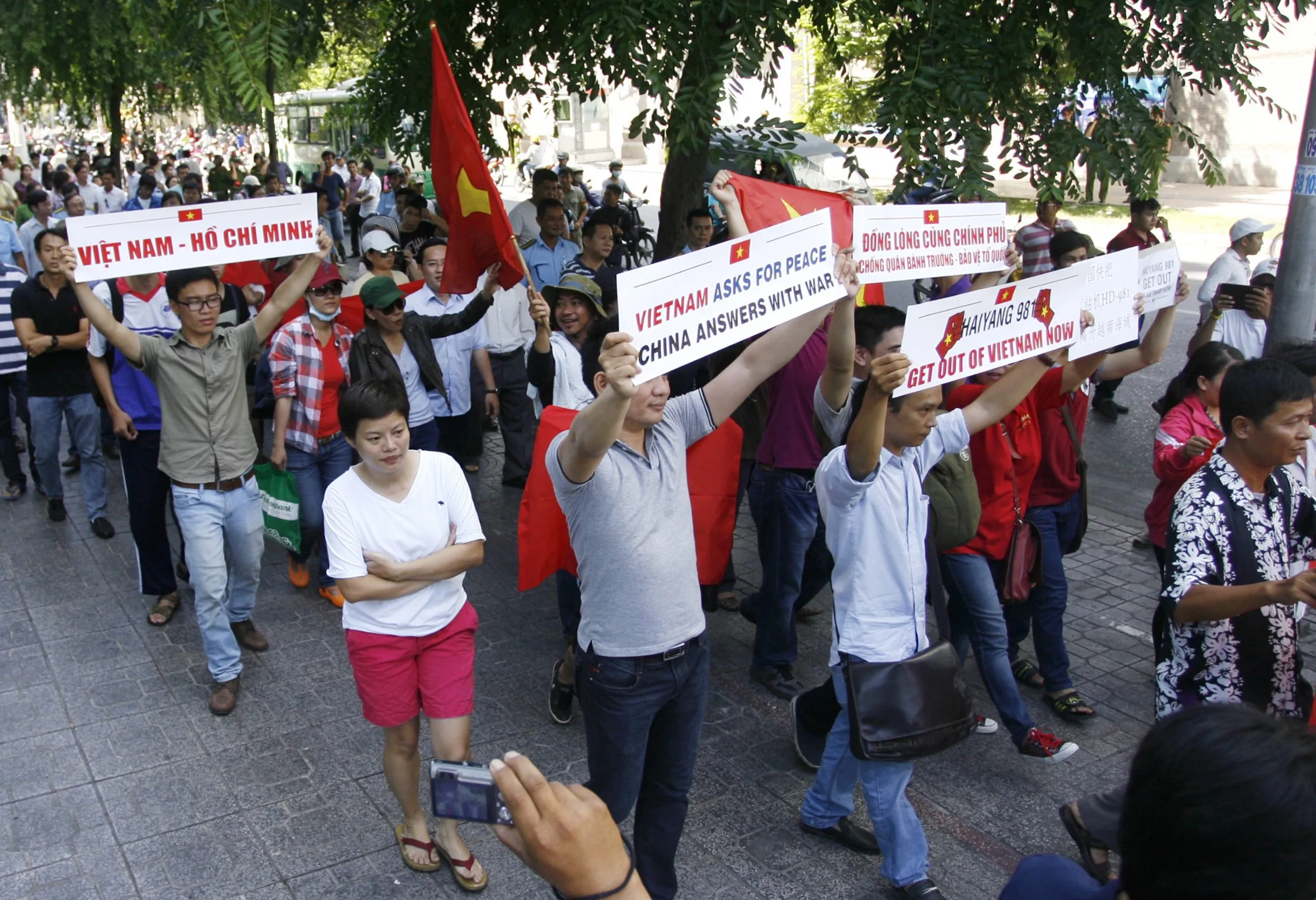 Vietnam allows anti-China protest over oil rig