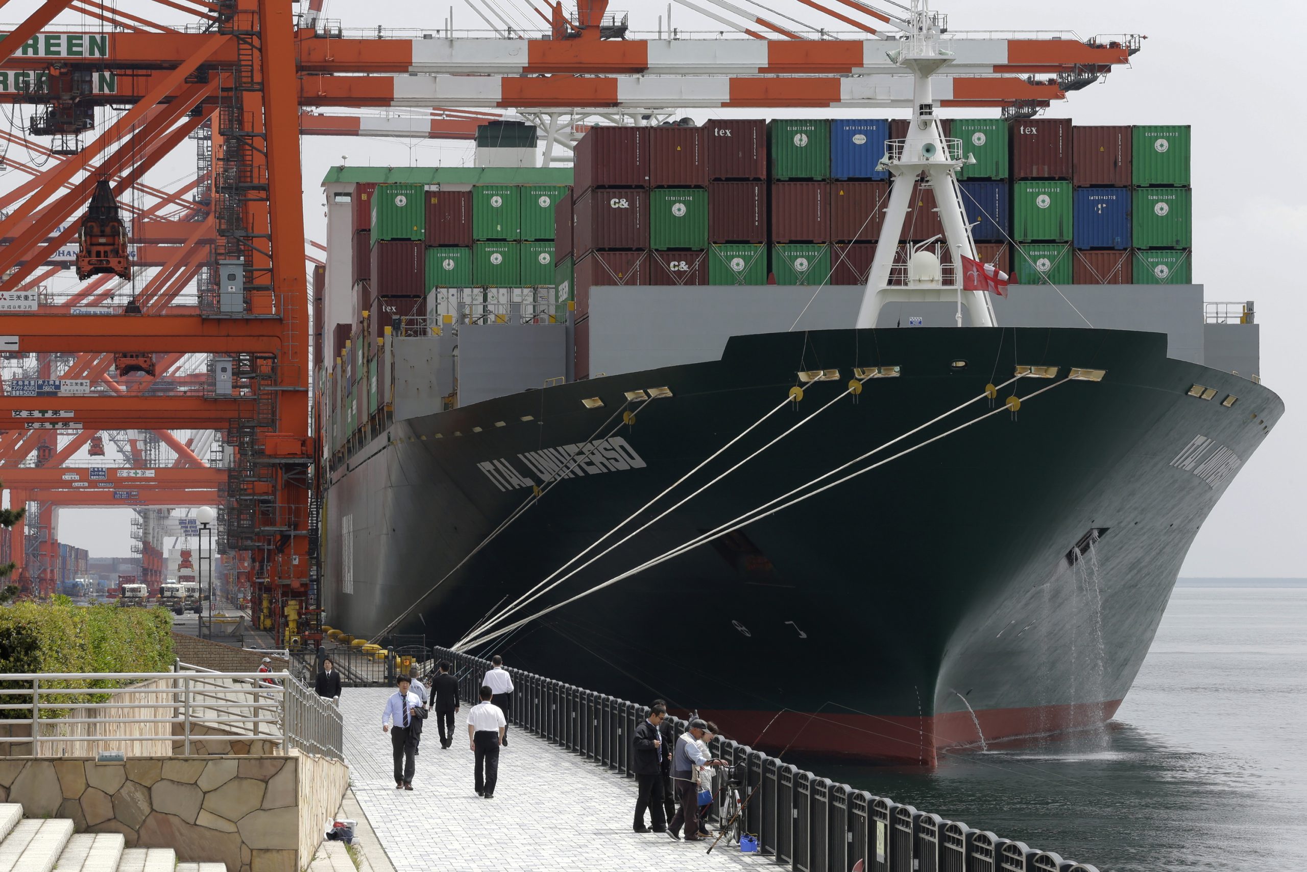 When all else fails, trade critics throw lots of mud