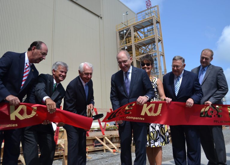 Kentucky Gov. Steve Beshear cuts a ribbon on Monday, June 21, 2014 in Harrodsburg, Ky., as University of Kentucky President Eli Capilouto, fourth from right, looks on. Beshear and other political leaders broke ground on the carbon capture project at the E.W. Brown Generating Station, a coal-burning power plant. (AP Photo/Dylan Lovan)