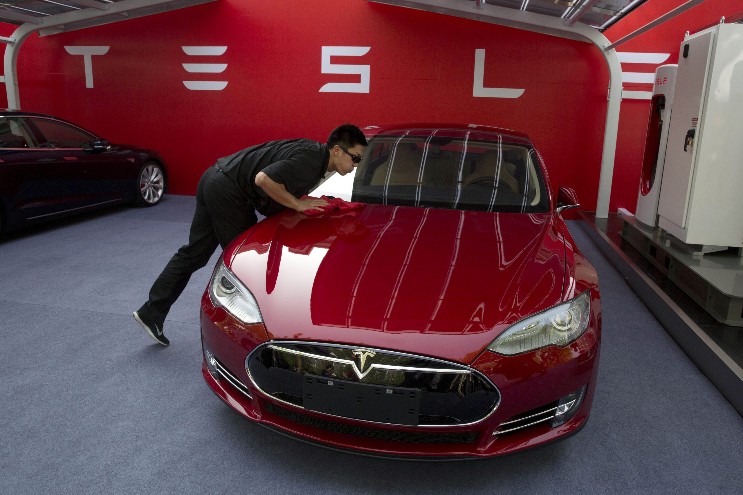 US officials investigating whether Tesla drivers can play video games while driving