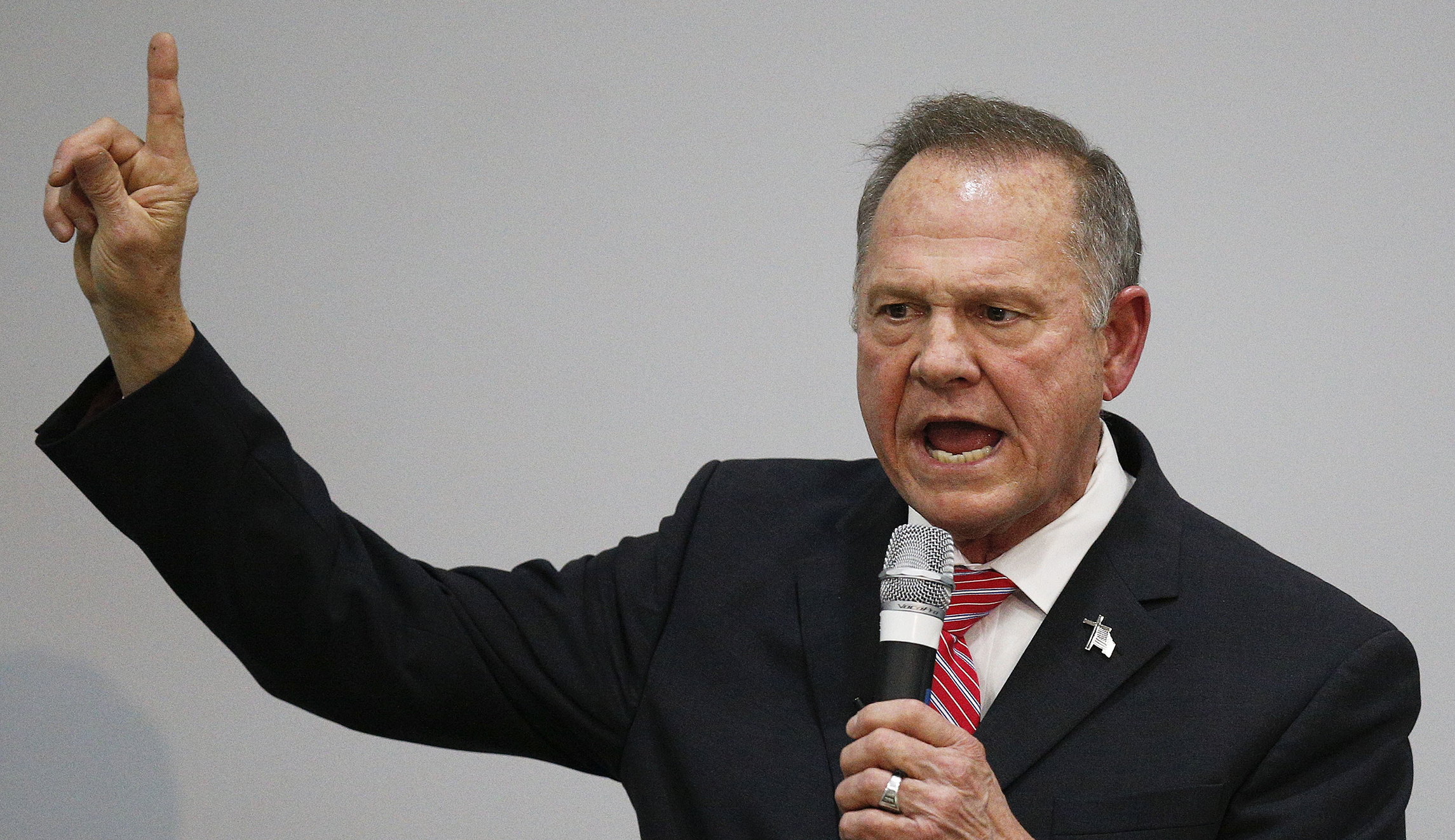 Alabama Republicans, fearing Roy Moore’s base, decline to push him out of Senate race