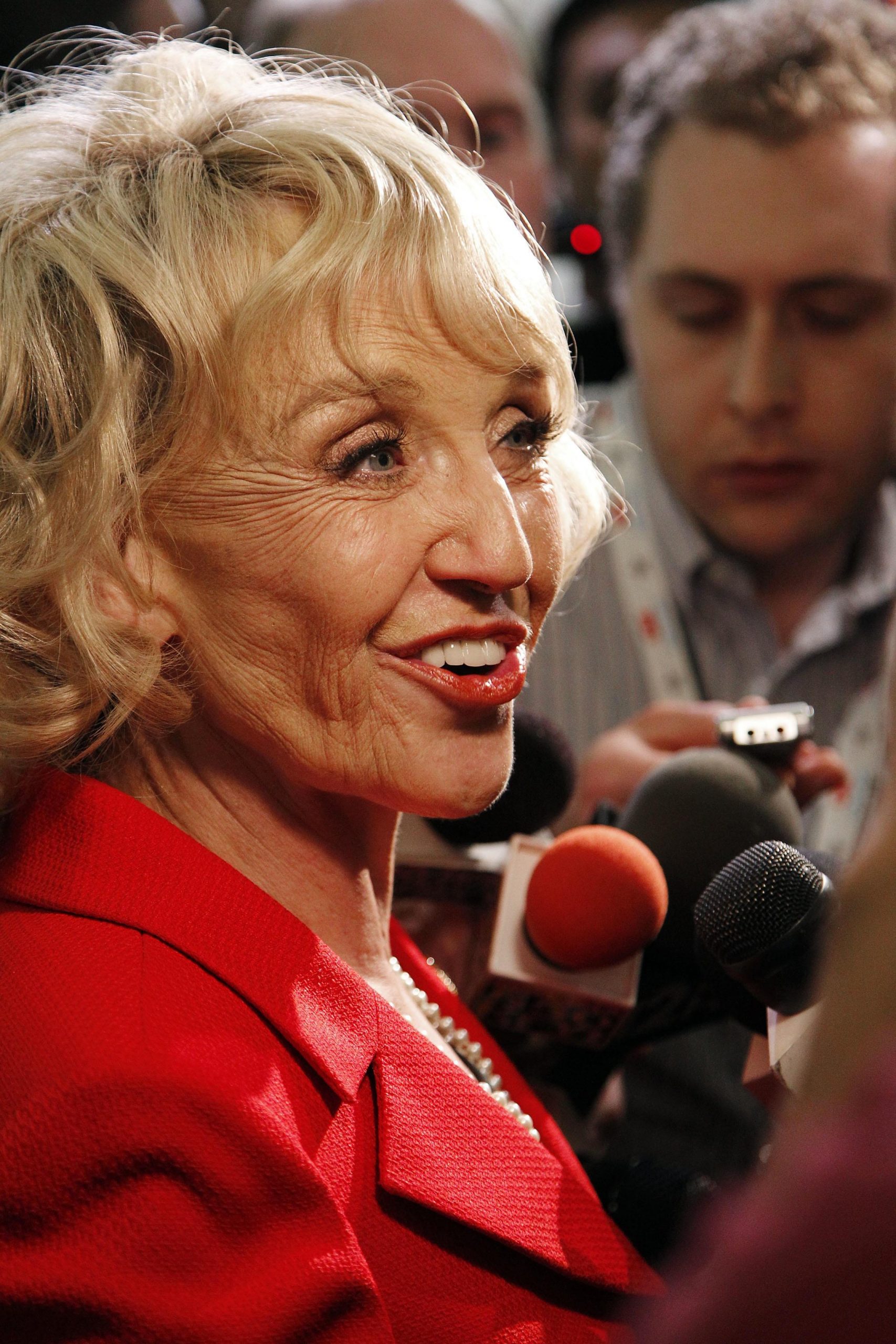 Arizona Gov. Brewer endorses Romney