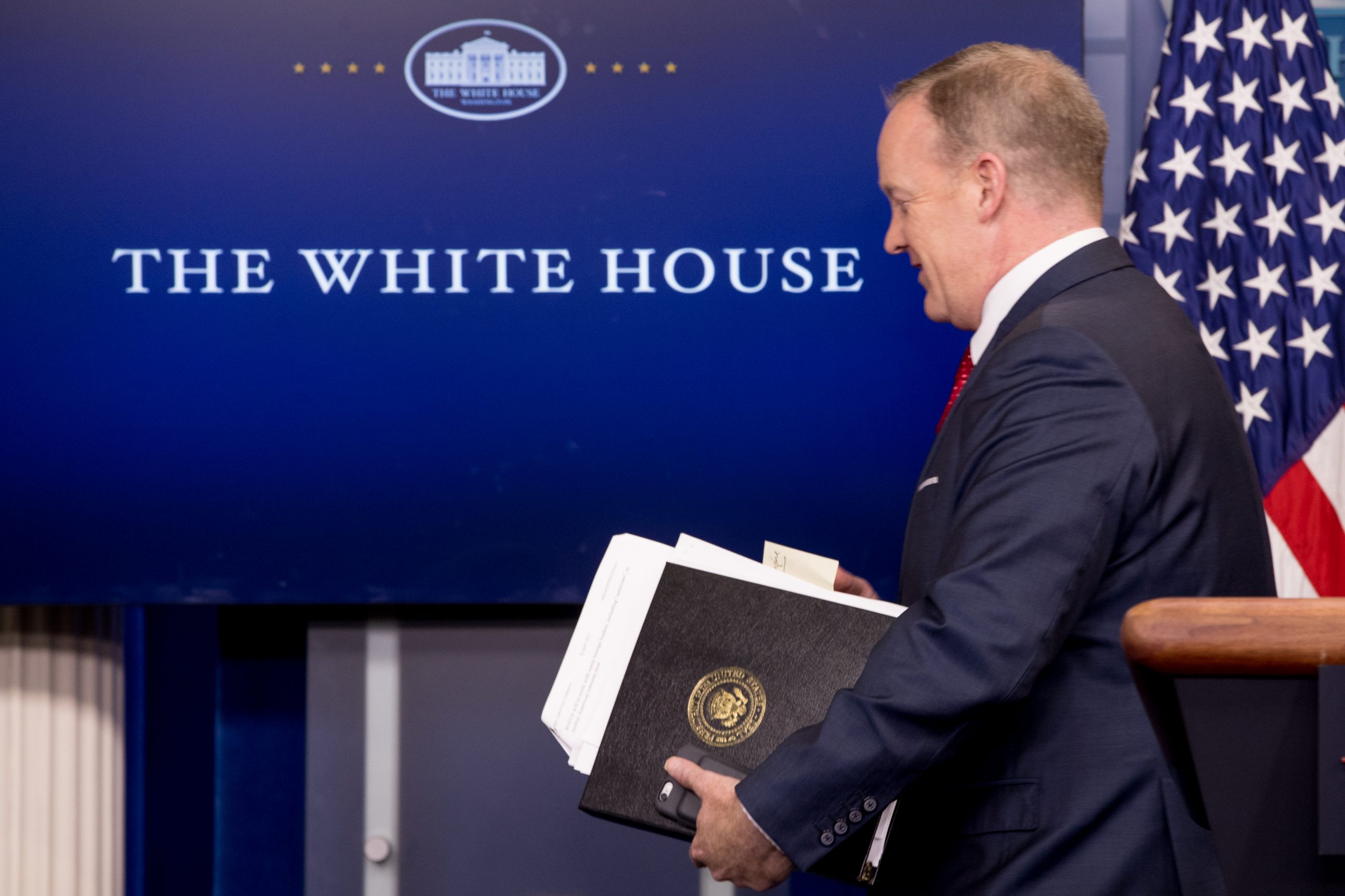 Media, Democrats get snarky on Twitter in response to Sean Spicer resignation