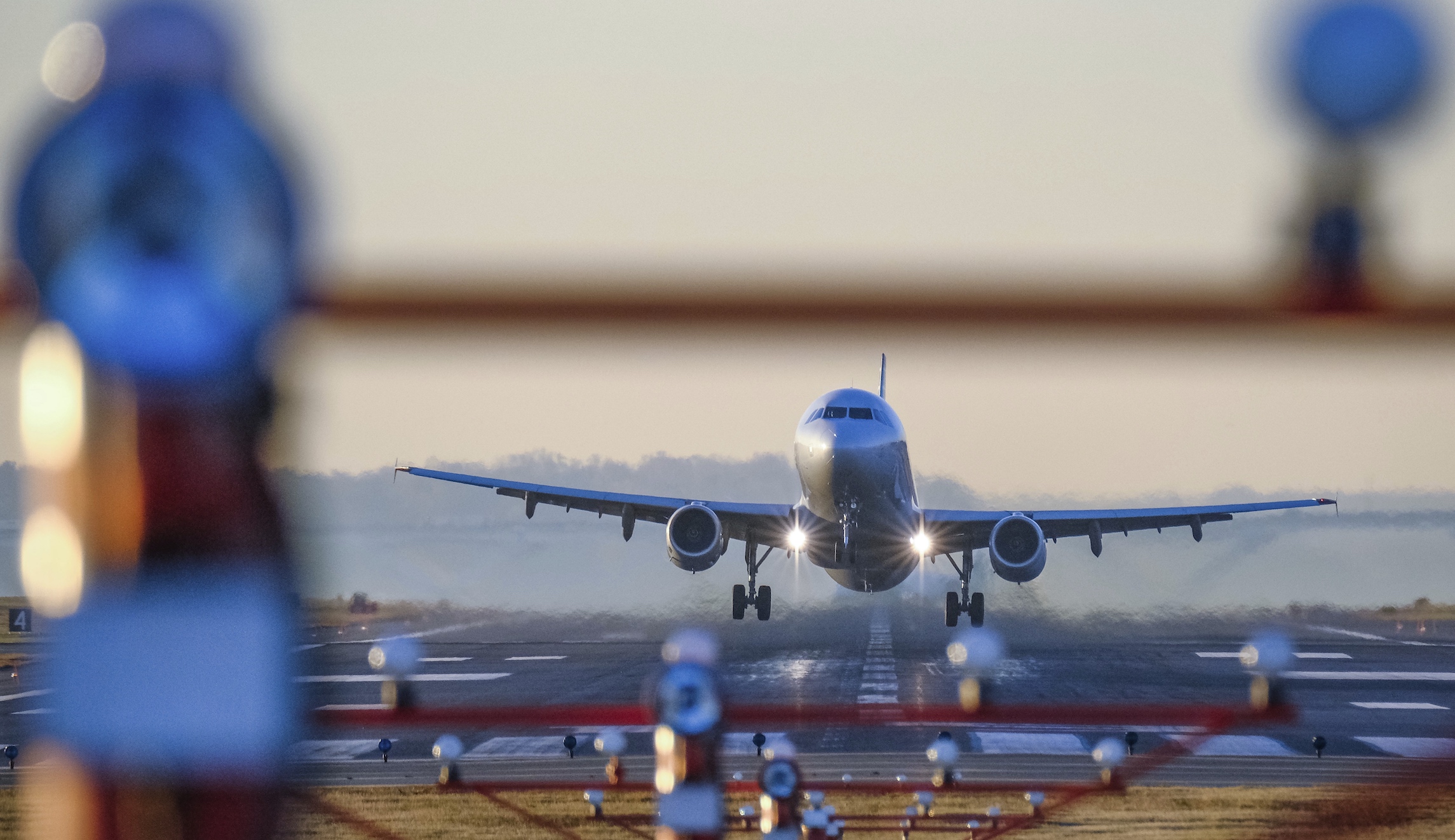 Dramatic video shows airplane aborting landing attempt during Washington, DC windstorm