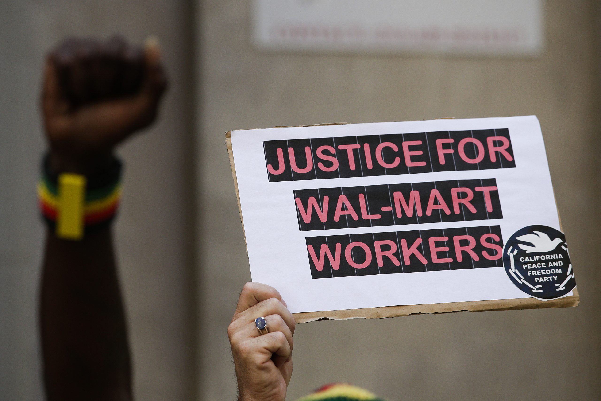 Walmart to raise lowest wages to $10 an hour