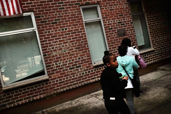 Children walk into an East Harlem public housing complex on May 19, 2015 in New York City. (Photo by Spencer Platt/Getty Images)