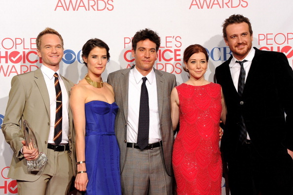 LOS ANGELES, CA - JANUARY 11:  (L-R) Neil Patrick Harris, Cobie Smulders, Josh Radnor, Alyson Hannigan and Jason Segel pose with Favorite Network TV Comedy Award for 