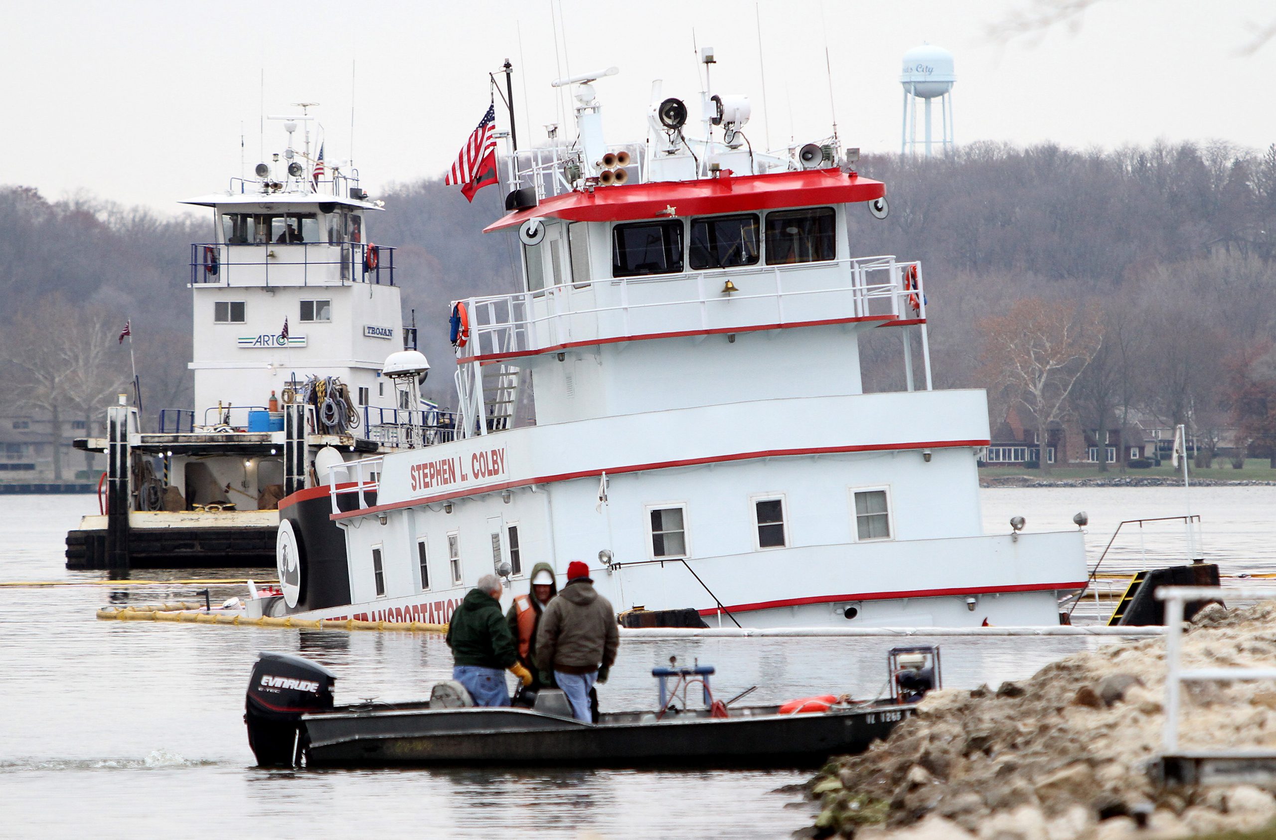 Cleanup of fuel leaking from sunken boat continues