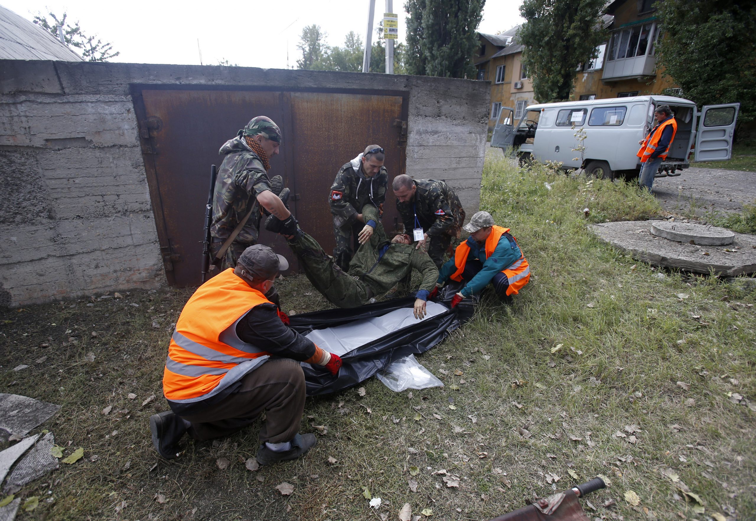 Ukraine rebels close in on Donetsk airport