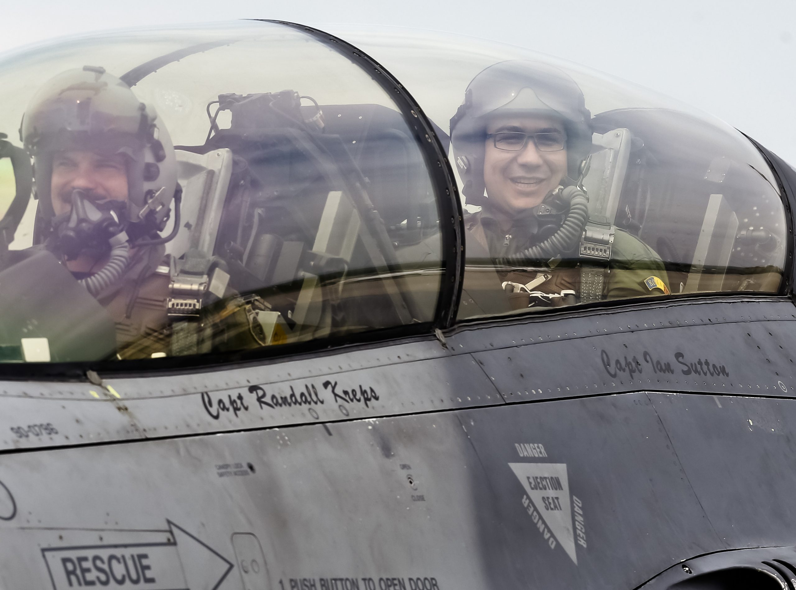 Romanian premier co-pilots US F-16 fighter jet