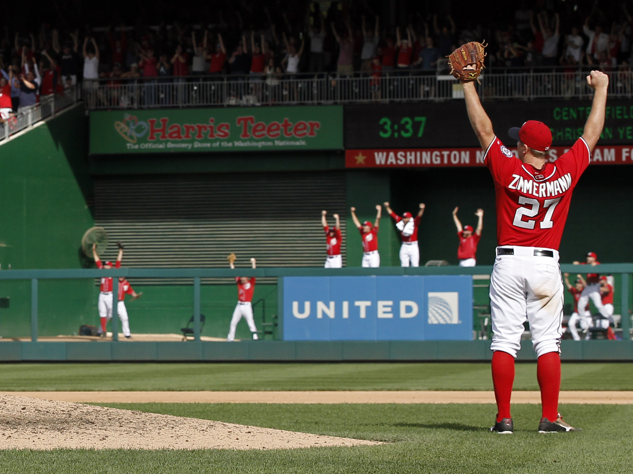 Zimmermann’s no-hitter for Nats ends on great grab