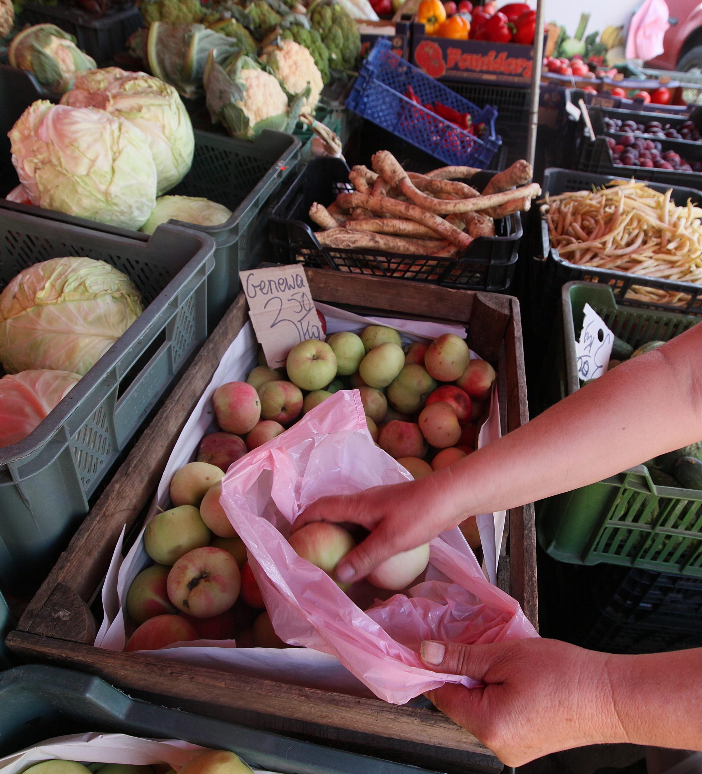 Poles protest Russian ban on their food with humor