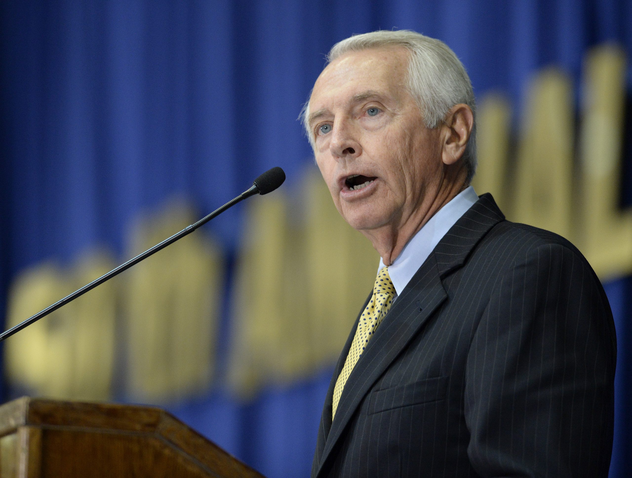 Democratic governor says ‘chill out’ over health care rollout debacle