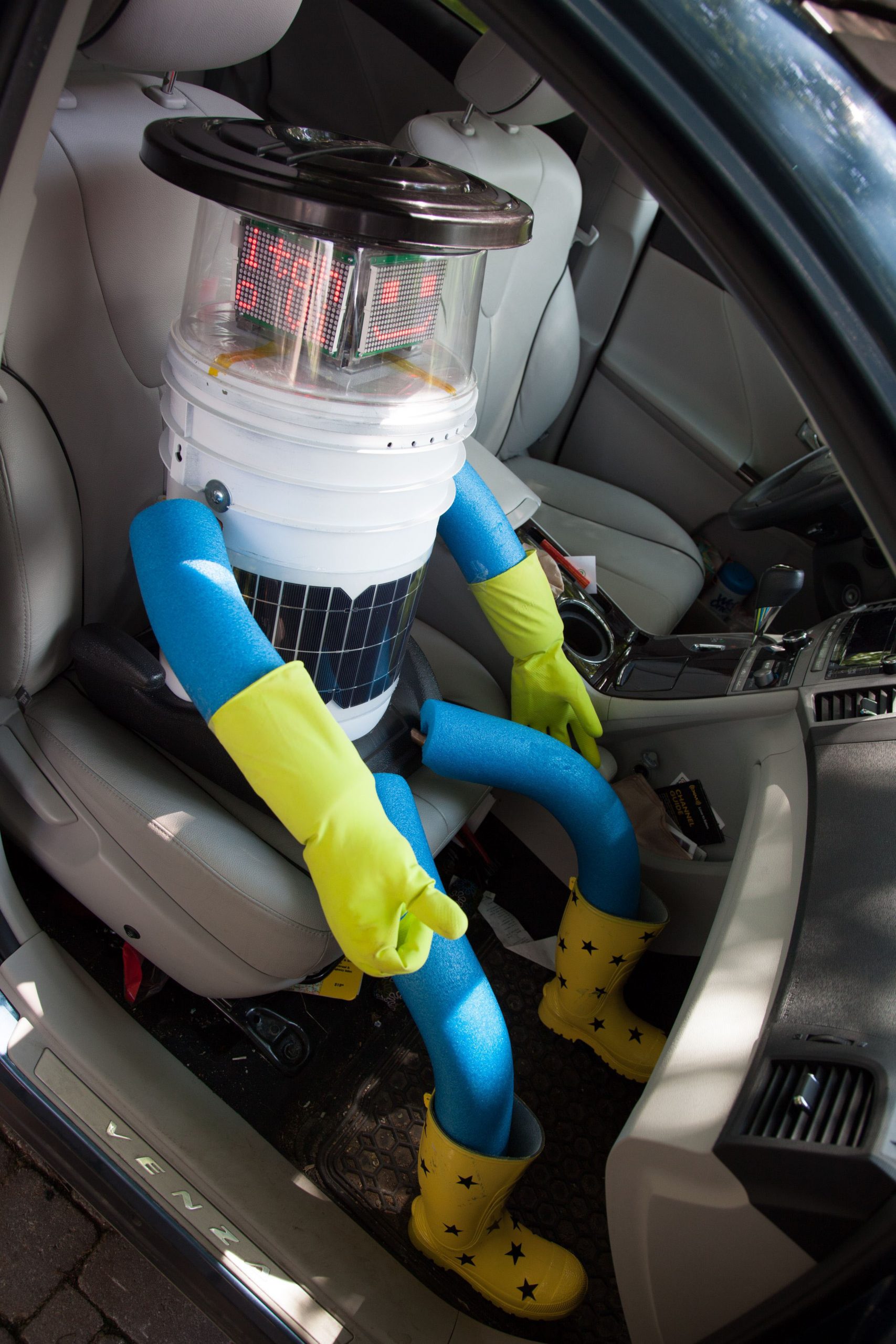 Hitchhiking robot charms its way across Canada