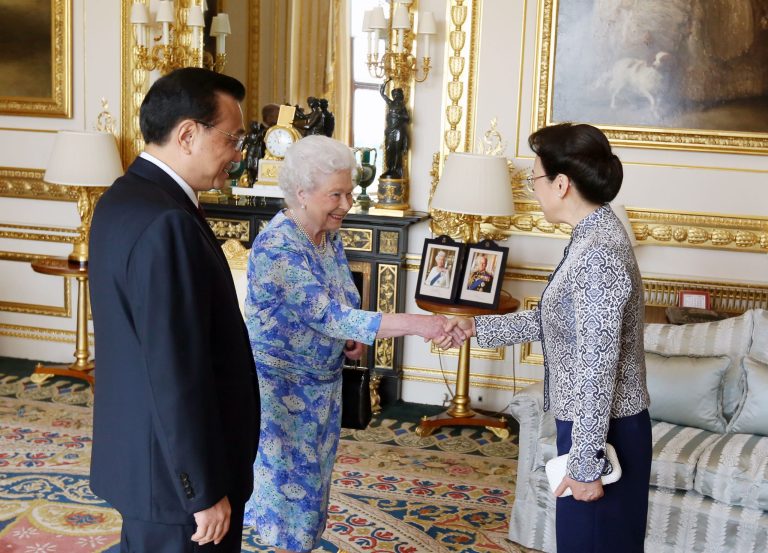 Britain's Queen Elizabeth II, center, receives Chinese premier Li Keqiang, left, and his wife Cheng Hong at Windsor Castle, during their visit to the Britain, Tuesday, June 17, 2014. (AP Photo/Steve Parsons, pool)