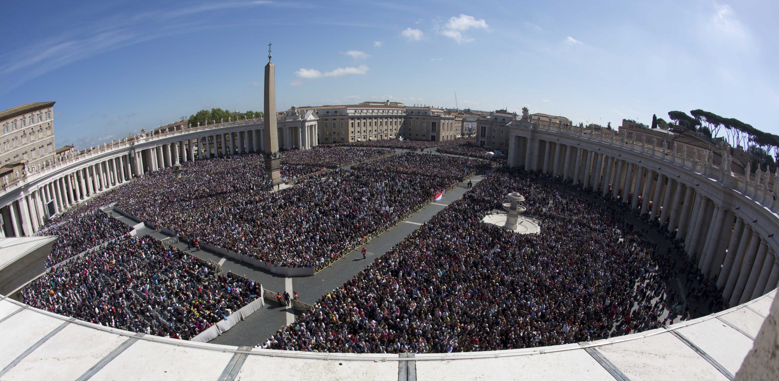 Pope Francis, huge crowd joyously celebrate Easter