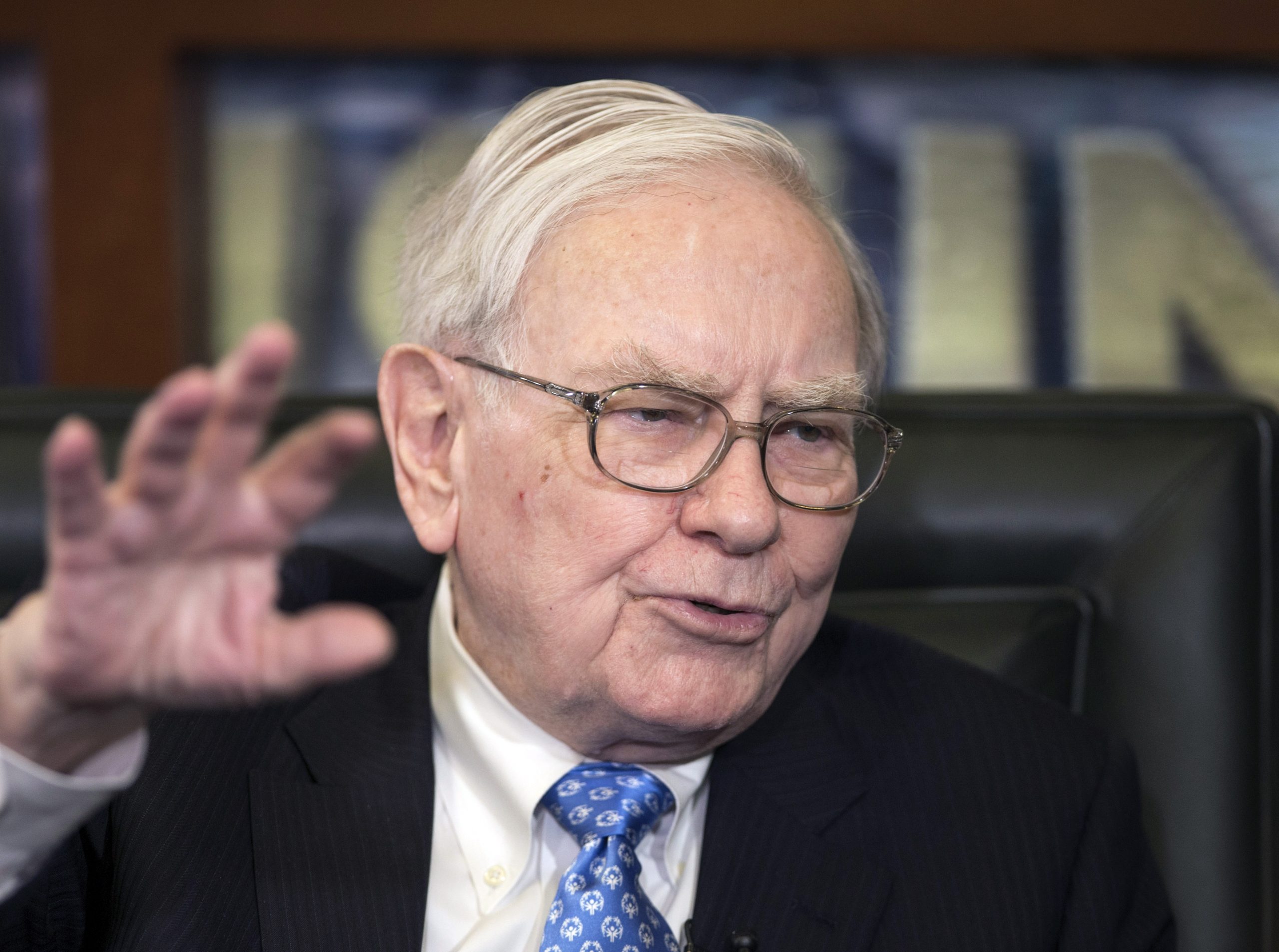 Warren Buffett says economy continues to grow steadily
