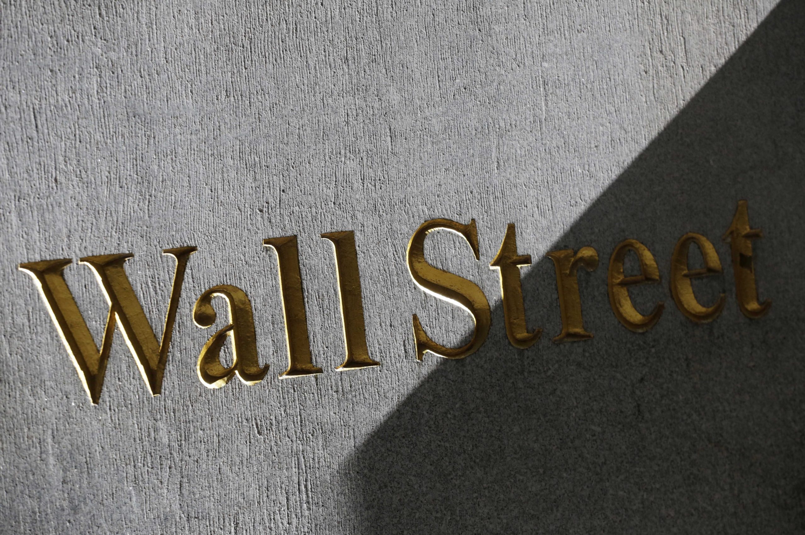 US stocks move higher after holiday weekend