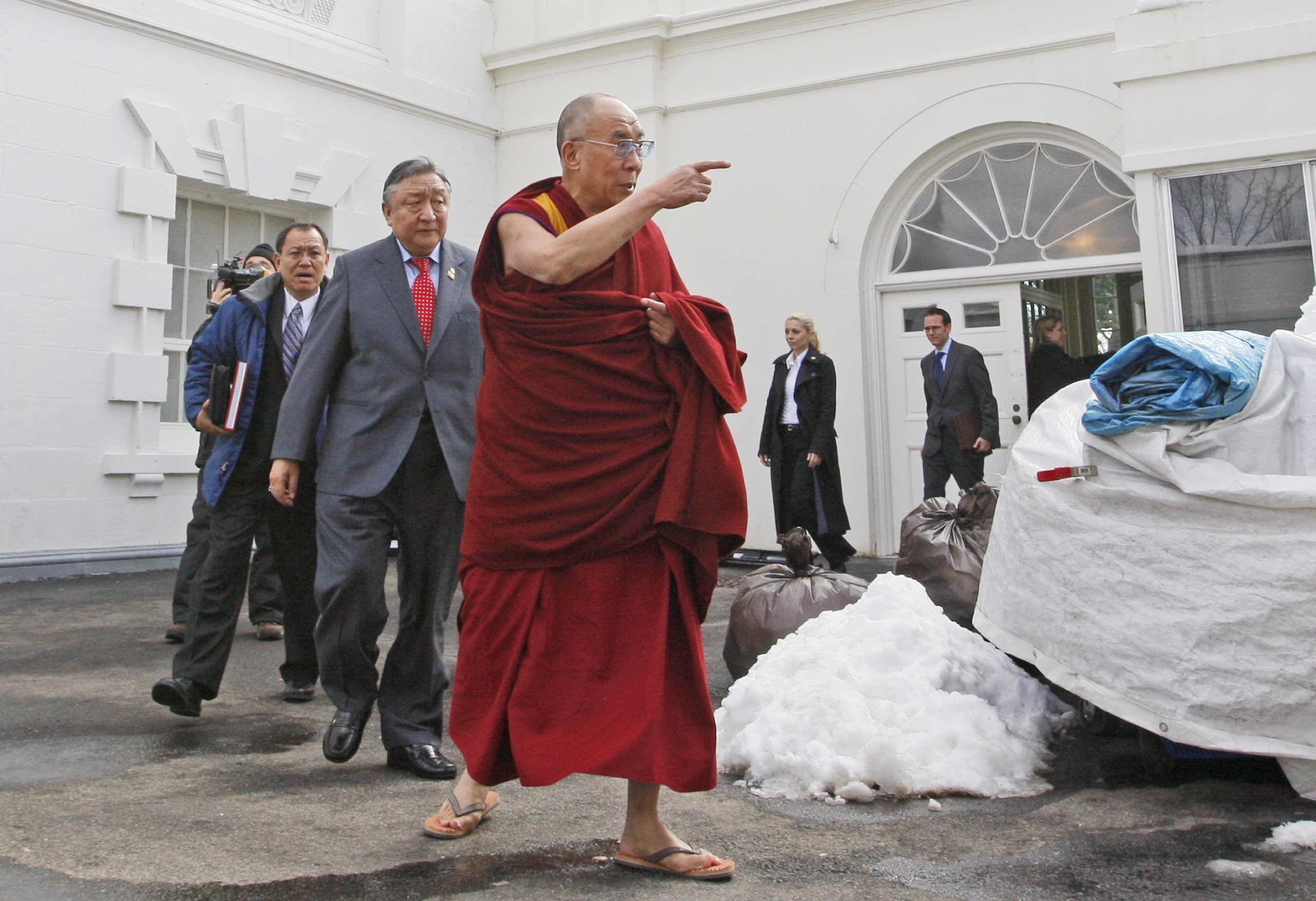 China pressures Obama to cancel meeting with Dalai Lama