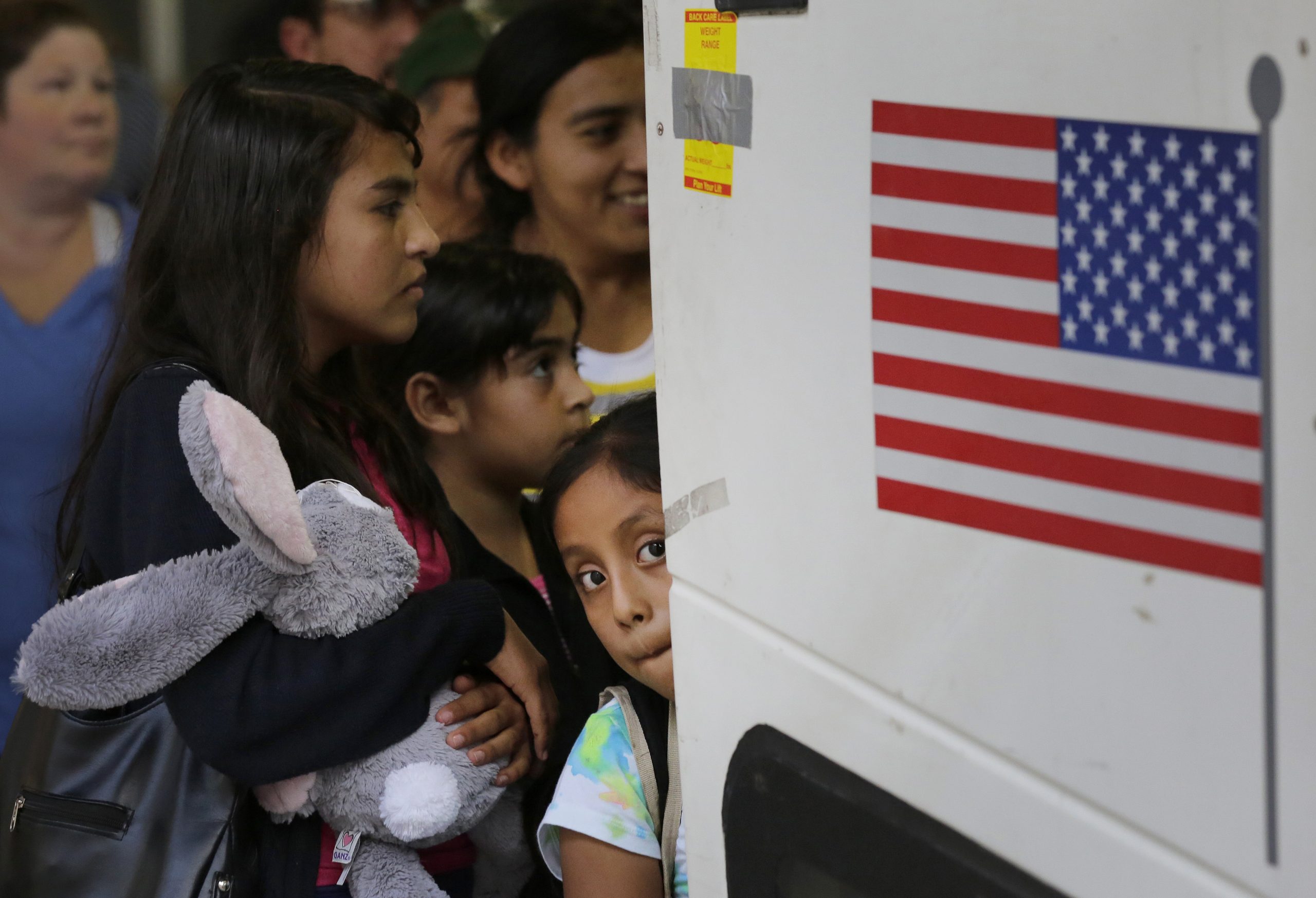 Border agents hand out Christmas presents to immigrant children
