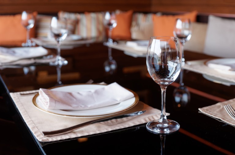 A bipartisan group of senators has urged their party leaders to have lunch together once a month. (iStock)