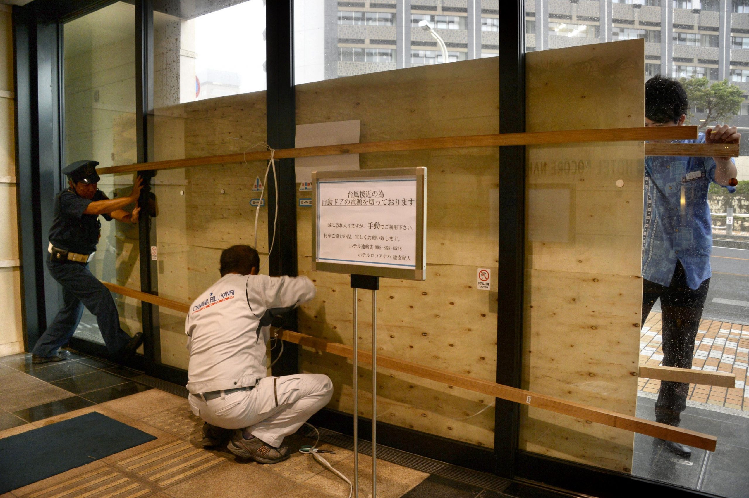 Strong typhoon batters Japan; 35 hurt