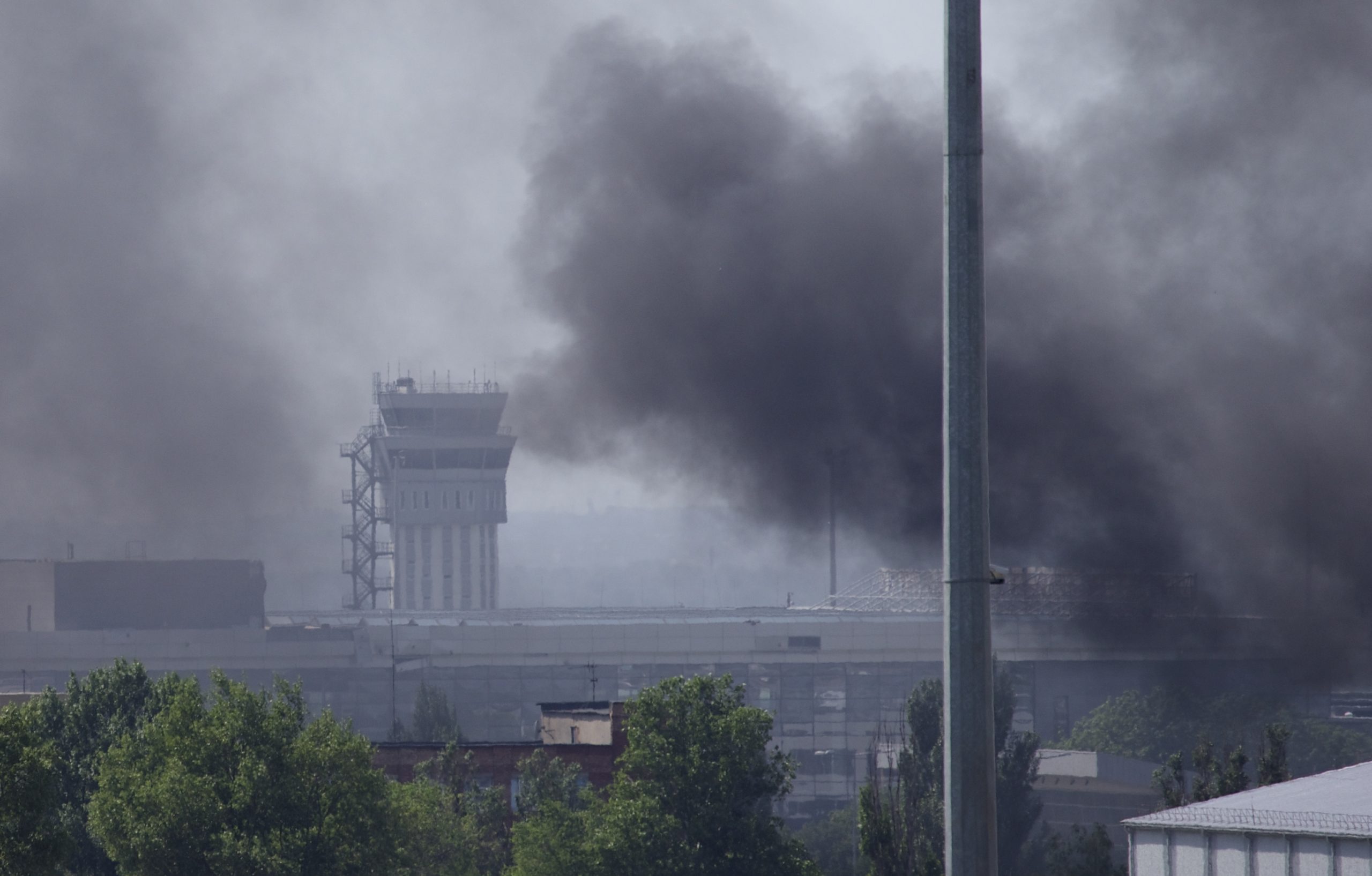 Ukraine launches air strikes at eastern gunmen