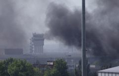 Ukraine launches air strikes at eastern gunmen