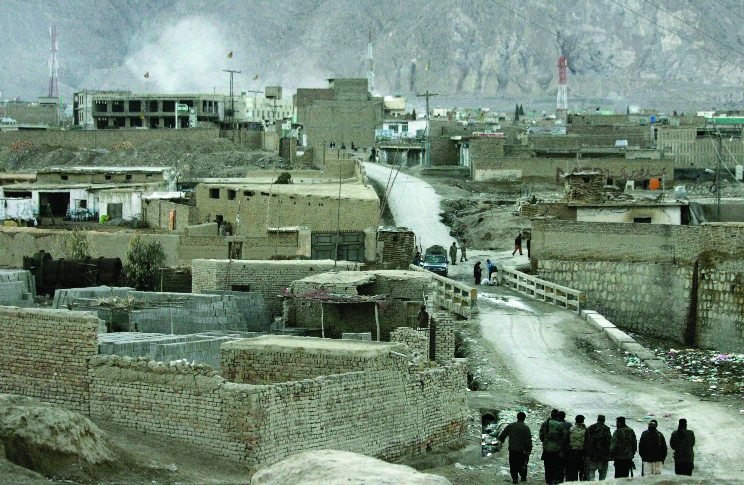 Bomb rips through Pakistan market, killing 63